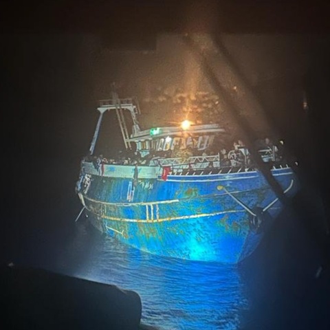 Το σκάφος κατάφορτο με μετανάστες λίγες ώρες πριν το ναυάγιο - Λήψη από όχημα του Λιμενικού Σώματος