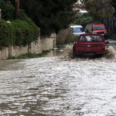 Κακοκαιρία - Θεσσαλονίκη: Σοβαρά προβλήματα σε περιοχές του δήμου Θέρμης από τις έντονες βροχοπτώσεις - Επενέβη η Πολιτική Προστασία.