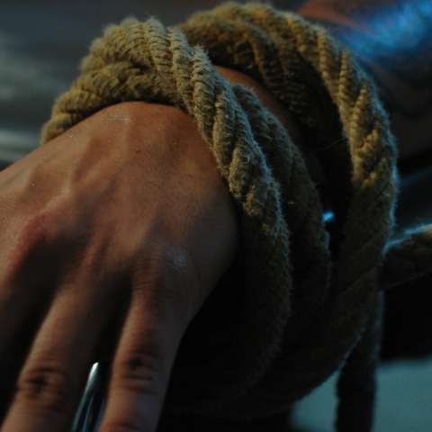 Eξάρθρωση εγκληματικής οργάνωσης εμπορίας ανθρώπων στην Αθήνα με επικεφαλής 40χρονη - Αλλοδαπή εντοπίστηκε να κρέμεται από μπαλκόνι: Τι αναφέρουν πηγές της ΕΛΑΣ