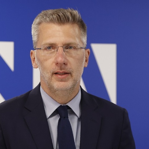 Άκης Σκέρτσος: Η απάντηση του εκπροσώπου της ΝΔ στη διακαναλική συνέντευξη του Αλέξη Τσίπρα - Ο ΣΥΡΙΖΑ στοχοποιεί τη χώρα μας για κάθε διεθνή κρίση.