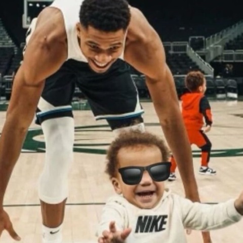 Η ημέρα του πατέρα γιορτάζεται παγκοσμίως την Κυριακή (18/6) και ο Γιάννης Αντετοκούνμπο περιμένει πως και πως να πάρει το δώρα του.