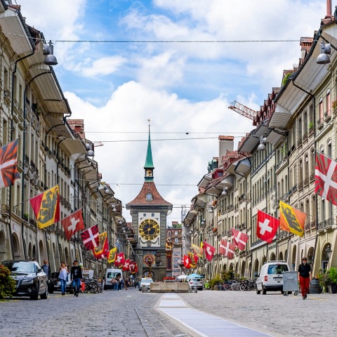 Ελβετία: Οι πολίτες ψηφίζουν σήμερα σε δημοψηφίσματα για ουδετερότητα άνθρακα το 2050 και επιβολή ελάχιστου φόρου στις πολυεθνικές επιχειρήσεις.