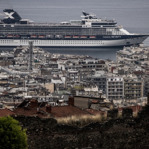 Θεσσαλονίκη: «Έδεσαν» στο λιμάνι τα κρουαζιερόπλοια «Celebrity Infinity» και «Celestyal Crystal», με 2.800 τουρίστες που ξεναγούνται στην πόλη.