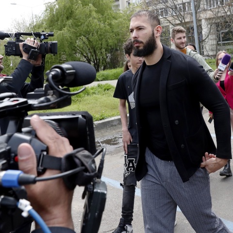 Άντριου Τέιτ: Ο αμφιλεγόμενος ινφλουένσερ παραπέμπεται σε δίκη στη Ρουμανία για βιασμό, διακίνηση ανθρώπων και σύσταση εγκληματικής οργάνωσης.