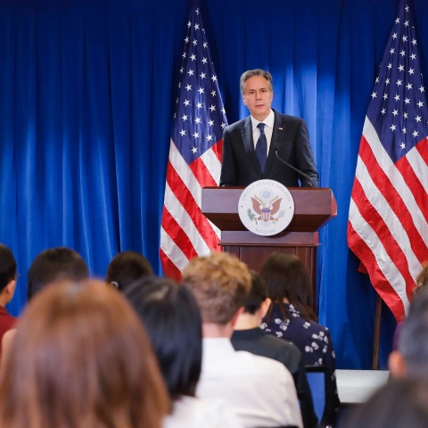 ΗΠΑ: Η Ουάσινγκτον θα δώσει ένα ισχυρό πακέτο βοήθειας στην Ουκρανία, δηλώνει ο Άντονι Μπλίνκεν - Στόχος η ανοικοδόμηση της χώρας μετά τη ρωσική εισβολή.