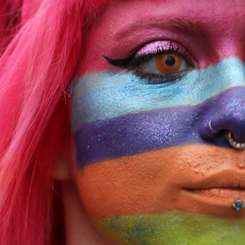 Εσθονία: Η χώρα έγινε η πρώτη στην κεντρική Ευρώπη που θα επιτρέπει τους γάμους ομοφύλων - Υπερψηφίστηκε το σχέδιο νόμου, σε εφαρμογή από το 2024.