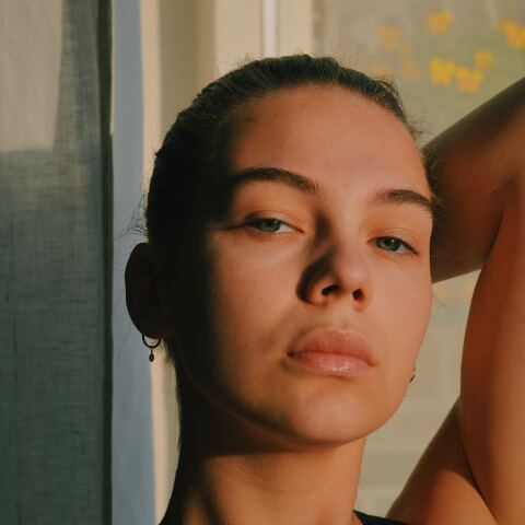 Κοπέλα στον ήλιο