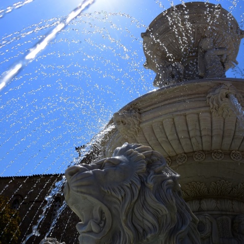 Αγάλματα και σιντριβάνι τη στιγμή που πέφτει το νερό υπό αφόρητη ζέστη