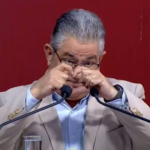 Ο Γενικός Γραμματέας του ΚΚΕ, Δημήτρης Κουτσούμπας, σχημάτισε με τα χέρια του καρδούλα από το βήμα ομιλίας του στην Πάτρα 