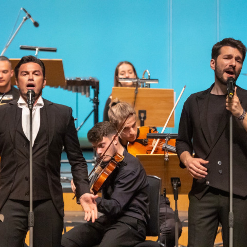 Ο Μάριος Φραγκούλης και Θοδωρής Βουτσικάκης τραγουδούν έργα Δημήτρη Μαραμή στους Δελφούς