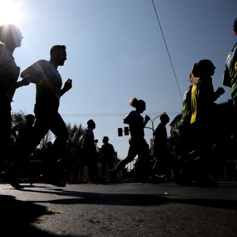 Πολίτες τρέχουν σε αγώνα δρόμου 