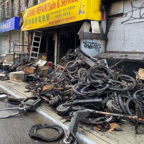 Κατάστημα με ηλεκτρικά ποδήλατα πήρε φωτιά στη Νέα Υόρκη