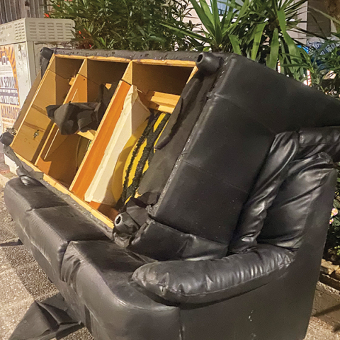 Η συγγραφέας Λένα Διβάνη γράφει για τα ογκώδη απορρίμματα στα πεζοδρόμια της Κυψέλης