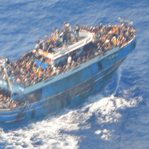 Φωτογραφία που δόθηκε στην δημοσιότητα από το Λιμενικό Σώμα - Ελληνική Ακτοφυλακή και απεικονίζει το αλιευτικό σκάφος με μεγάλο αριθμό μεταναστών να πλέει στα διεθνή ύδατα νοτιοδυτικά της Πελοποννήσου
