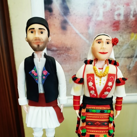 Ζαχαροπλάστης φτιάχνει παραδοσιακές φορεσιές με ζαχαρόπαστα