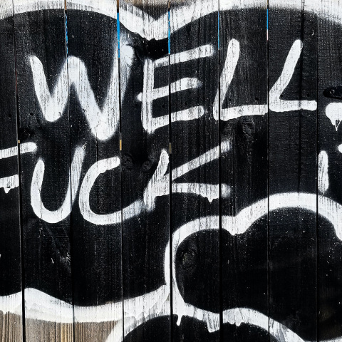 Τοιχος με γκράφιτι. 