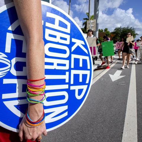 Διαμαρτυρία για το δικαίωμα στην άμβλωση μετά την απόφαση του Ανώτατου Δικαστηρίου των ΗΠΑ