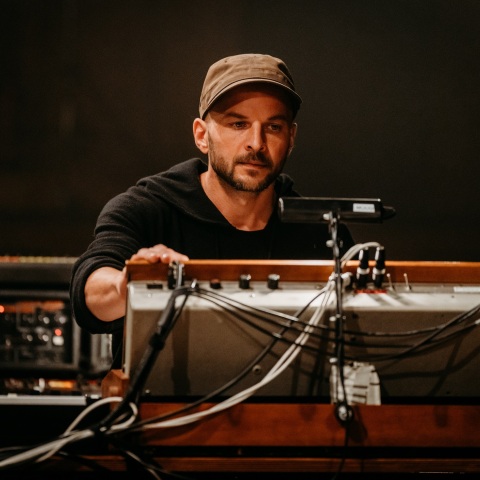 Nils Frahm: O Γερμανός συνθέτης μιλάει για το νέο άλμπουμ «Music for Animals», την ηχογράφησή του με τη σύζυγό του Nina, την κλασική μουσική.