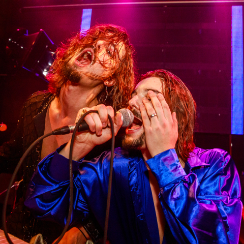 Pink Vanity: Τα αδέλφια Αλέξανδρος και Κωνσταντίνος Κρομμύδας, μιλούν για το indie rock συγκρότημά τους, πριν την εμφάνισή τους στο Release Athens 2023.