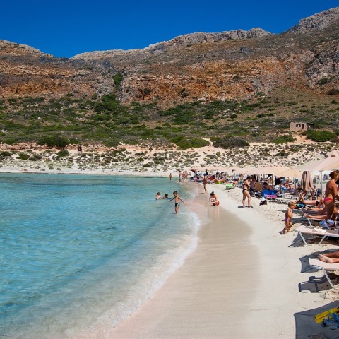 Λουόμενοι σε παραλία απολαμβάνουν ήλιο και θάλασσα