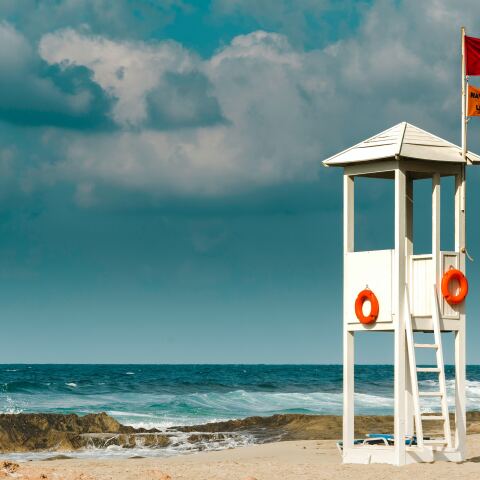 Κόκκινη σημαία από τους ναυαγοσώστες σε παραλία της Κρήτης