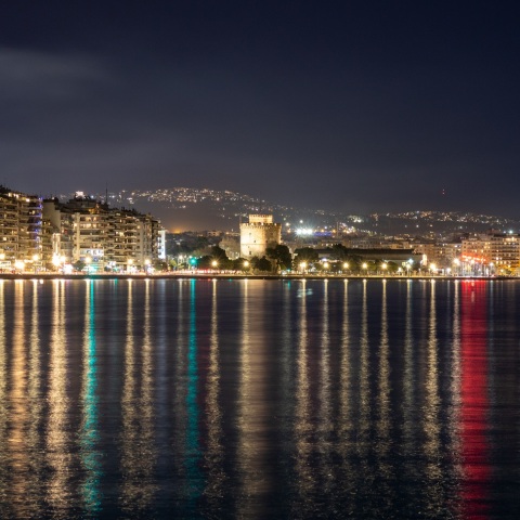 Θεσσαλονίκη: Τις σκεπαστές αγορές, τις ταβέρνες και τη νυχτερινή ζωή της πόλης προτείνει το καναδικό περιοδικό «DobbernationLoves».
