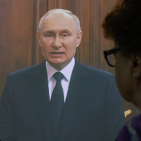 Κρίση στη Ρωσία: Ο πρόεδρος Πούτιν παραμένει και εργάζεται στο Κρεμλίνο, διαβεβαιώνει ο εκπρόσωπος της ρωσικής προεδρίας Ντμίτρι Πεσκόφ.