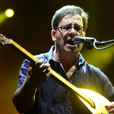 Θανάσης Παπακωνσταντίνου: Παρέμβαση για τα καπνογόνα στις συναυλίες του μετά το περιστατικό στα Μάταλα - Ο κίνδυνος για τη σωματική ακεραιότητα των μουσικών.