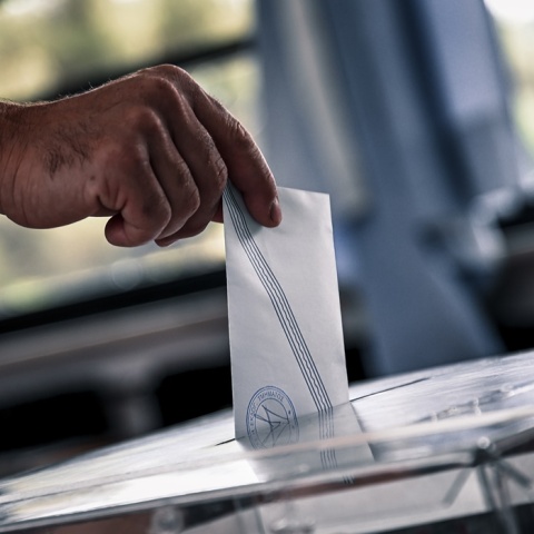 Χέρι τοποθετεί το ψηφοδέλτιο στην κάλπη