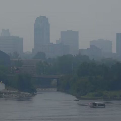 Το Μόντρεαλ «πνίγεται» από τον καπνό