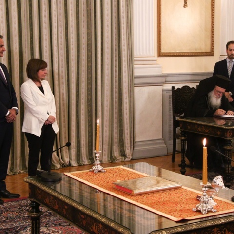 Κυριάκος Μητσοτάκης, Κατερίνα Σακελλαροπούλου και Αρχιεπίσκοπος Ιερώνυμος σε στιγμιότυπο από τη σημερινή ορκωμοσία του πρωθυπουργού