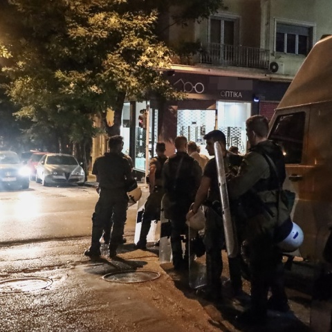 Αστυνομικές δυνάμεις έξω από τα γραφεία του ΠΑΣΟΚ στη Χαριλάου Τρικούπη μετά από επίθεση αγνώστων με πέτρες