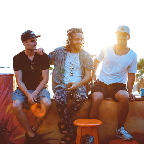 Τρεις άντρες καθιστοί μιλάνε