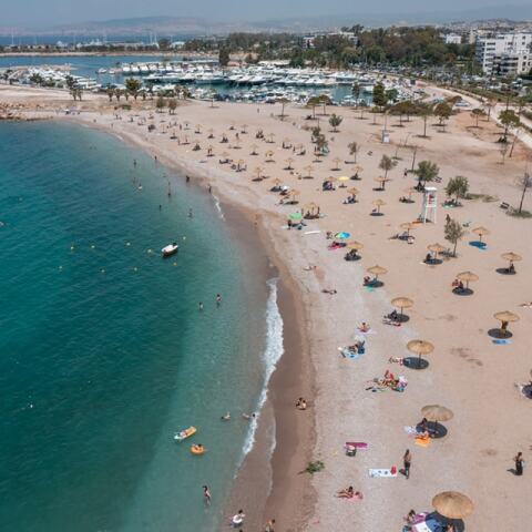 Έτοιμες να υποδεχθούν τους λουόμενους οι παραλίες της Γλυφάδας