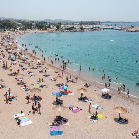 Έτοιμες να υποδεχθούν τους λουόμενους οι παραλίες της Γλυφάδας