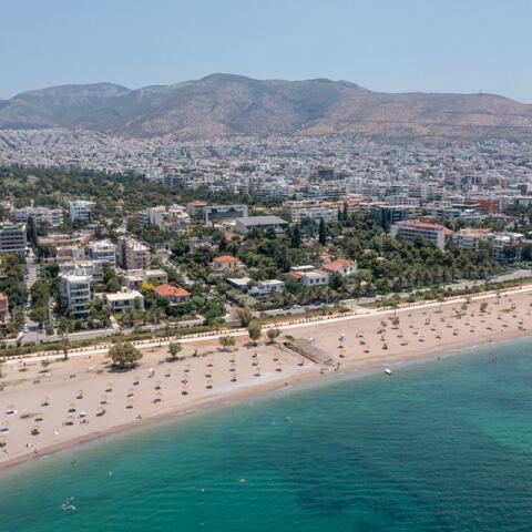 Έτοιμες να υποδεχθούν τους λουόμενους οι παραλίες της Γλυφάδας