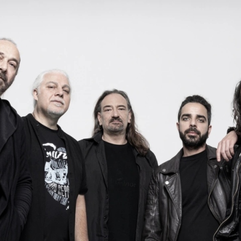 Οι Magic de Spell διασκευάζουν Μίκη Θεοδωράκη: Ο Θοδωρής Βλαχάκης μιλάει για τις νέες single κυκλοφορίες της μπάντας, «Σφαγείο» και «Σκοτώνω Λένε, Σημαίνει Ζω»