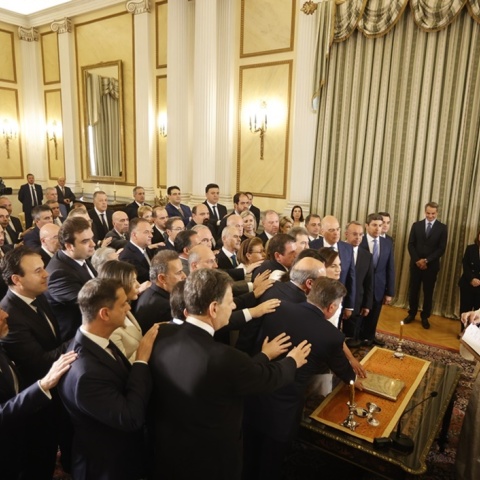 Στιγμιότυπο από την ορκωμοσία της νέας κυβέρνησης