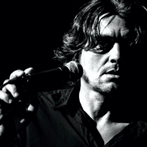 Ο μουσικός παραγωγός Άγγελος Σφακιανάκης θυμάται τη συνεργασία του με τον Θοδωρή Κοτονιά και τη δημιουργία του άλμπουμ «Τα Κλειδιά».