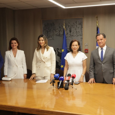 Άδωνις Γεωργιάδης - Σοφία Ζαχαράκη: Ανέλαβαν το υπουργείο Εργασίας και Κοινωνικής Ασφάλισης και το νεοσύστατο υπουργείο Κοινωνικής Συνοχής και Οικογένειας.