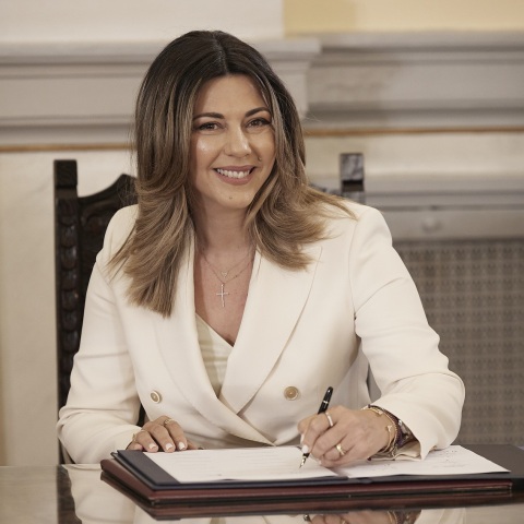 Η σεξιστική επίθεση ενάντια στη Σοφία Ζαχαράκη μετά την ανάληψη των καθηκόντων της στο νεοσύστατο Yπουργείο Κοινωνικής Συνοχής και Οικογένειας.