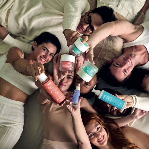 Μοντέλα κρατούν καλλυντικά Clinea