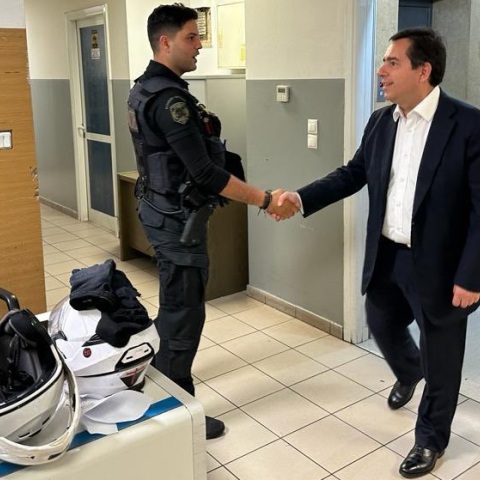 Νότης Μηταράκης: Στο αστυνομικό τμήμα Ομόνοιας βρέθηκε τα μεσάνυχτα ο νέος υπουργός Προστασίας του Πολίτη - Συνομίλησε με τους αστυνομικούς της βάρδιας.