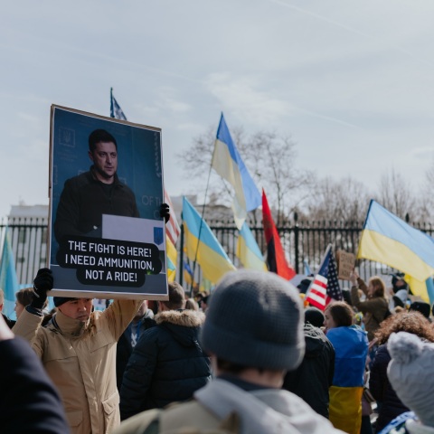 ΗΠΑ: Οι περισσότεροι Αμερικανοί τάσσονται υπέρ της παροχής όπλων στην Ουκρανία, σύμφωνα με δημοσκόπηση - Ενισχύεται η πολιτική Μπάιντεν στη ρωσική εισβολή.