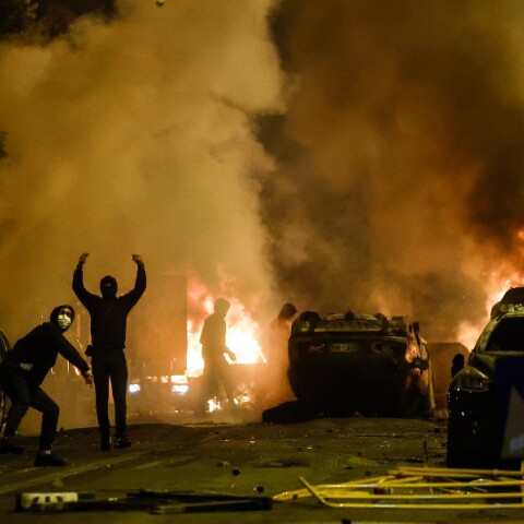 Ταραχές για δεύτερη συναπτή νύχτα στη Γαλλία μετά τον θάνατο εφήβου από σφαίρα αστυνομικού