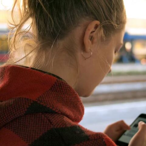 Νεαρή κοπέλα χρησιμοποιεί κινητό