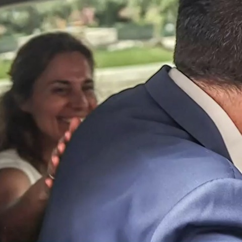 Αλέξης Τσίπρας: Το χαμόγελο υποστήριξης της Μπέτυς Μπαζιάνα μετά την ανακοίνωση παραίτησης από την ηγεσία του ΣΥΡΙΖΑ στο Ζάππειο.