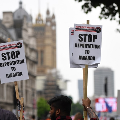 Βρετανία: Παράνομο έκρινε εφετείο το σχέδιο του Λονδίνου να απελαύνει τους παράτυπους μετανάστες στη Ρουάντα - Πλήγμα για την κυβέρνηση Σούνακ.