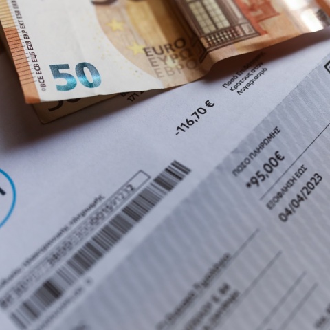 Λογαριασμός ρεύματος και χρήματα για την αποπληρωμή του