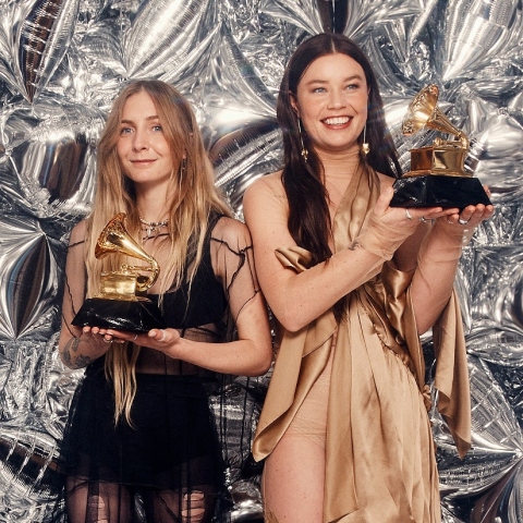 Wet Leg - Αποκλειστική Συνέντευξη: Η Rhian Teasdale και η Hester Chambers μιλούν στην ATHENS VOICE για τη μεγάλη επιτυχία τους, τη μουσική και τη ζωή τους.